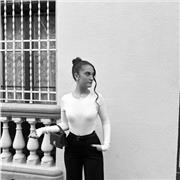 No tengo título, soy auxiliar de enfermería pero se me da muy bien las lenguas y el inglés me sé defender con ello.